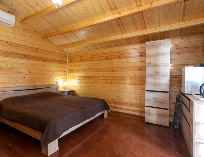 Повышенной комфортности 3-местный 1-комнатный деревянный домик - Пансионат «Солнечный» Холодная речка